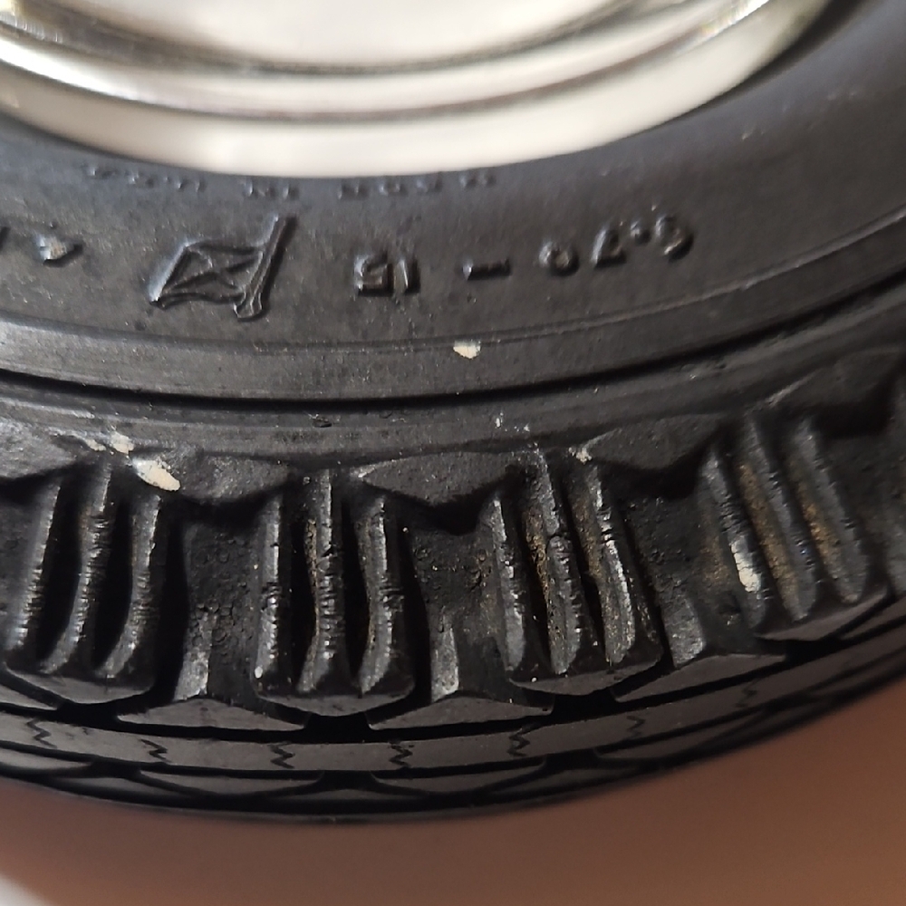 Black Tire Ashtray - Retro Automotive Decor - Picture 7 of 7